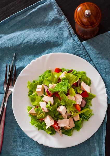 Verse Groenten Salade Met Kip Sla Tomaat Witte Plaat Tafel — Stockfoto