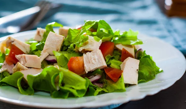 Frischgemüsesalat Mit Hühnchen Und Zwiebeln Salat Tomaten Weißem Teller Auf — Stockfoto