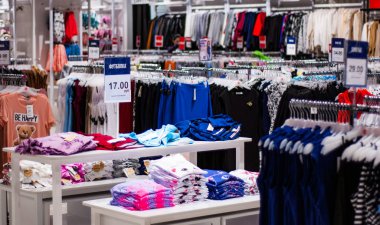 Minsk, Beyaz Rusya - 5 Haziran 2018: Satılık kıyafet mağazasında alışveriş merkezi içinde