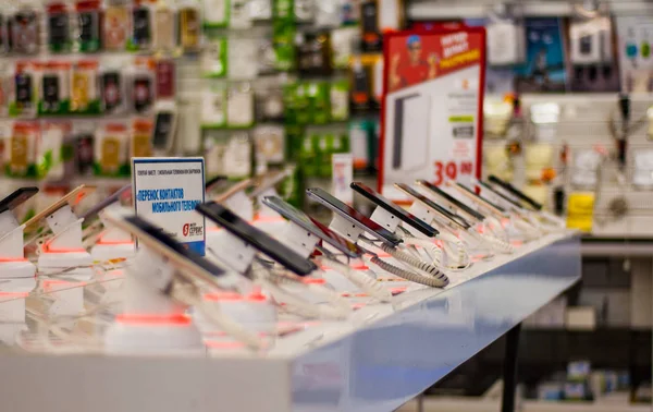 Minsk Belarus June 2018 New Smartphones White Showcase Antitheft System — Stock Photo, Image