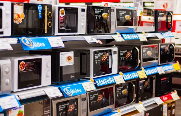 Minsk, Beyaz Rusya - 5 Haziran 2018: Birçok seçim mikrodalga fırın satışında süpermarket raf.