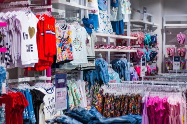 Minsk, Beyaz Rusya - 5 Haziran 2018: Satılık kıyafet mağazasında alışveriş merkezi içinde