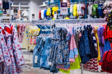 Minsk, Beyaz Rusya - 5 Haziran 2018: Satılık kıyafet mağazasında alışveriş merkezi içinde