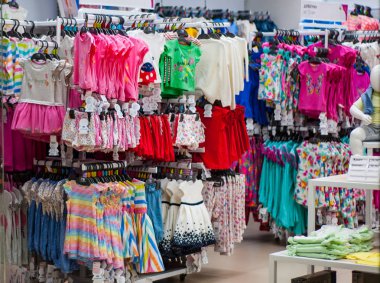 Minsk, Beyaz Rusya - 5 Haziran 2018: Satılık kıyafet mağazasında alışveriş merkezi içinde