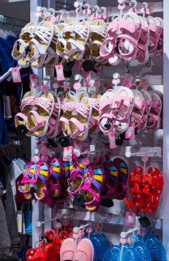 Minsk, Beyaz Rusya - 5 Haziran 2018: çocuk kızın sandalet mağaza alışveriş merkezi