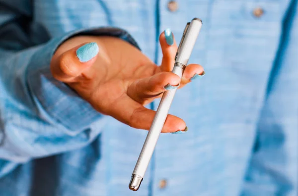 Imagen Recortada Mujer Camisa Azul Sostenga Pluma Mano Pluma Girando — Foto de Stock