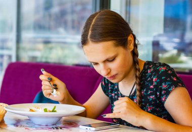 Bir genç Genç kız eğleniyor kafede dondurma yeme
