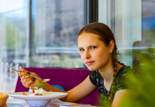 Uma Jovem Adolescente Divertindo Comendo Sorvete Café — Fotografia de Stock