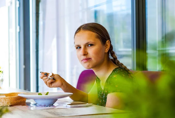 Een Jong Tienermeisje Plezier Eten Van Ijs Café — Stockfoto