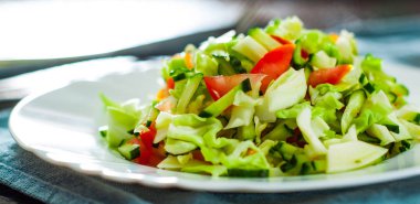 lahana, domates ve salatalık plaka tablo taze sebze salatası