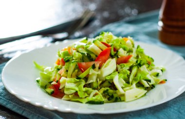 lahana, domates ve salatalık plaka tablo taze sebze salatası