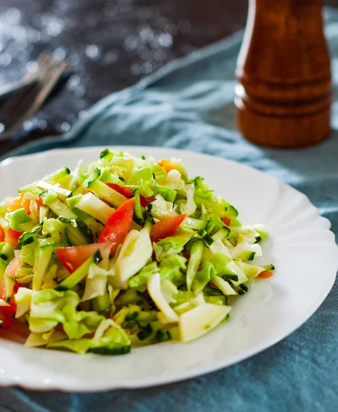 Ensalada Verduras Frescas Con Col Tomate Pepino Plato Sobre Mesa —  Fotos de Stock