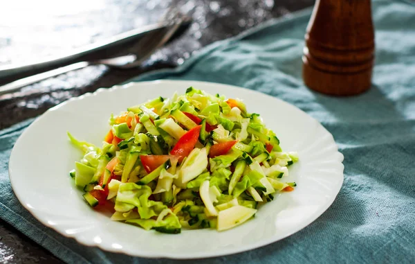 Salada Legumes Frescos Com Repolho Tomate Pepino Placa Mesa — Fotografia de Stock