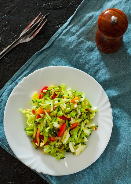 Ensalada Verduras Frescas Con Col Tomate Pepino Plato Sobre Mesa —  Fotos de Stock