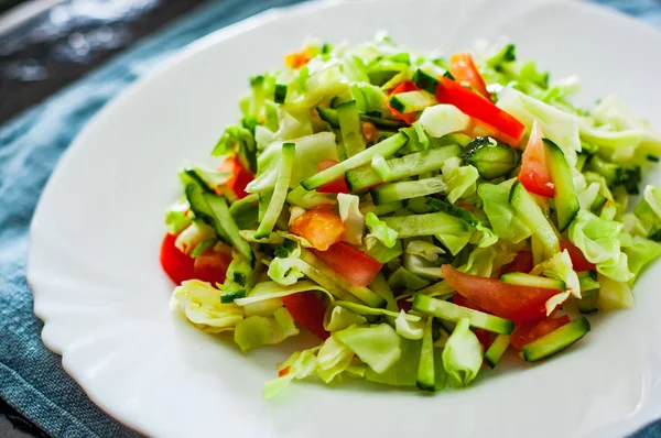 Verse Groenten Salade Met Kool Tomaat Komkommer Plaat Tafel — Stockfoto