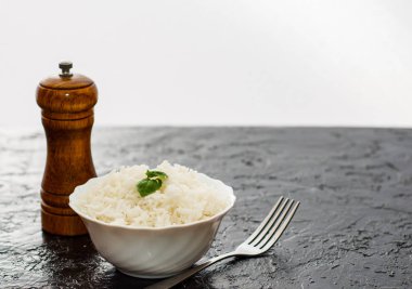 Beyaz pirinç kase siyah ve beyaz arka plan üzerinde