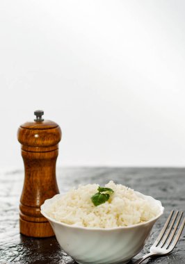 Beyaz pirinç kase siyah ve beyaz arka plan üzerinde