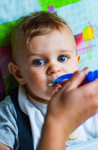 Menino Comendo Com Colher Casa — Fotografia de Stock