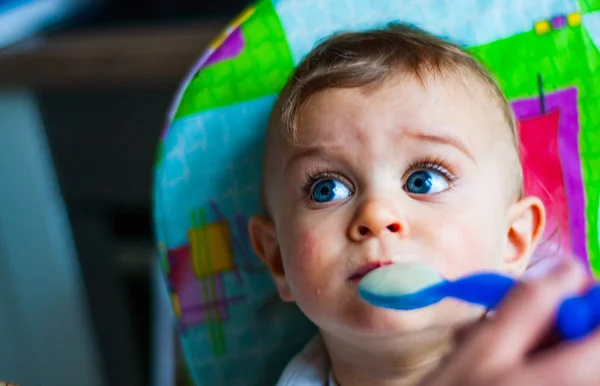 Menino Comendo Com Colher Casa — Fotografia de Stock