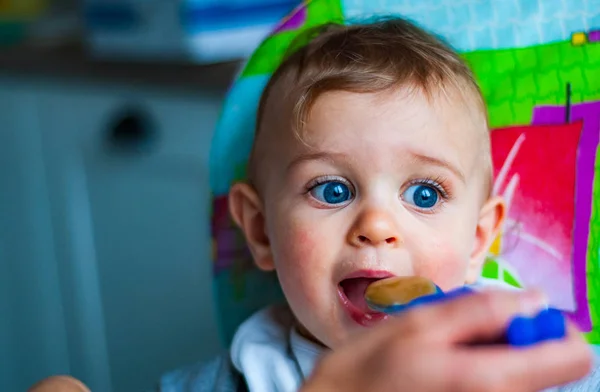 Bébé Garçon Manger Avec Cuillère Maison — Photo