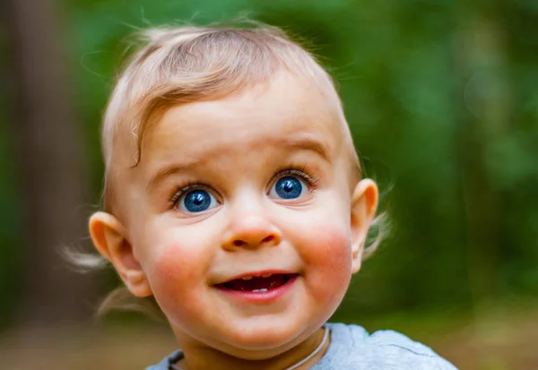 Portret Chłopca Niebieskimi Oczami — Zdjęcie stockowe