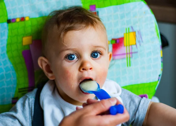 Μωρό Αγόρι Τρώει Φαγητό Κουτάλι Στο Σπίτι — Φωτογραφία Αρχείου
