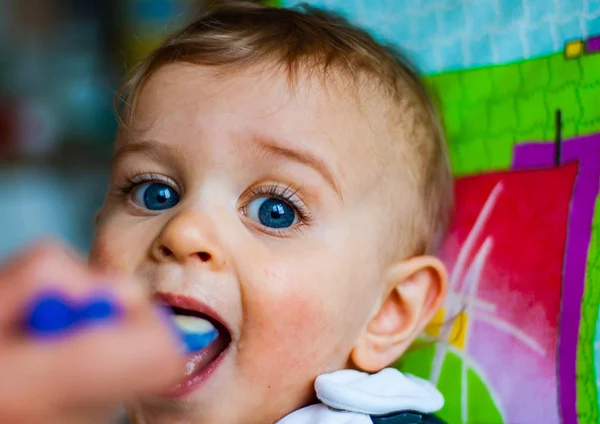 Niño Comiendo Comida Con Cuchara Casa — Foto de Stock