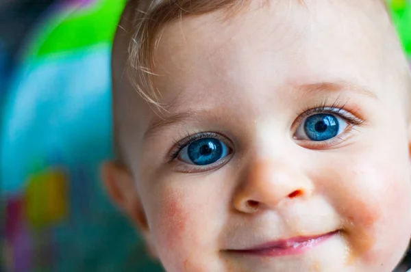 一张蓝眼睛的小男孩的肖像 — 图库照片