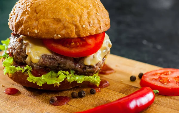 Burger ahşap tahta üzerinde. koyu arka plan üzerinde kopya alanı ile.