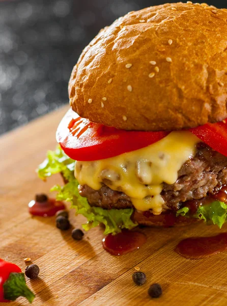 Burger ahşap tahta üzerinde. koyu arka plan üzerinde kopya alanı ile.
