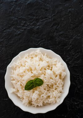 Beyaz pirinç kase siyah arka plan üzerine. kopya alanı ile. üstten görünüm