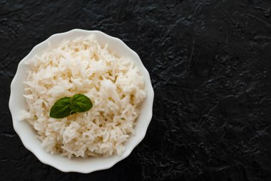 Beyaz pirinç kase siyah arka plan üzerine. kopya alanı ile. üstten görünüm