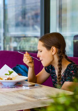 Genç Genç kız eğleniyor kafede dondurma yeme