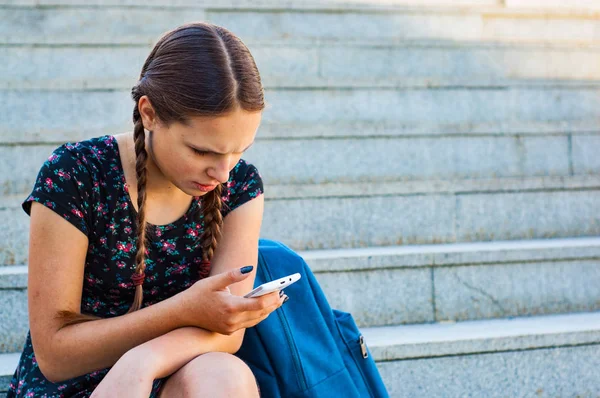 Εφηβικό Κορίτσι Που Κάθεται Σκαλοπάτια Και Κατέχει Ένα Smartphone Στο — Φωτογραφία Αρχείου