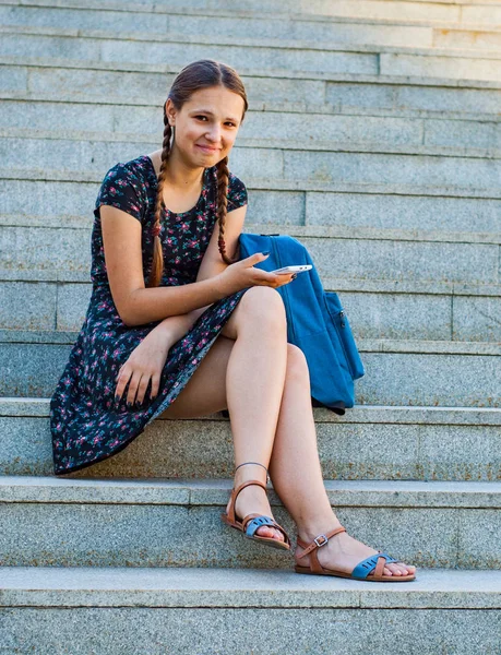 Adolescente Sentada Nas Escadas Segura Smartphone Mão — Fotografia de Stock