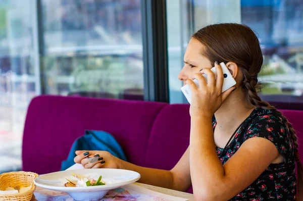 Ung Tonårsflicka Som Roar Äta Glass Café — Stockfoto