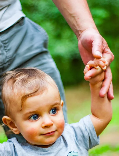 Portrait Baby Boy Blue Eyes Park Trust Family Hands Child — Stock Photo, Image