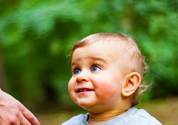Retrato Bebé Con Ojos Azules Parque — Foto de Stock
