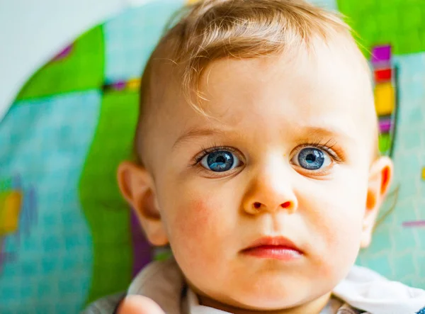 Mavi gözlü erkek bir bebek portresi