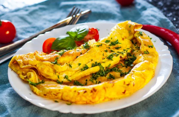 Omelette Einem Weißen Teller Auf Holztisch — Stockfoto