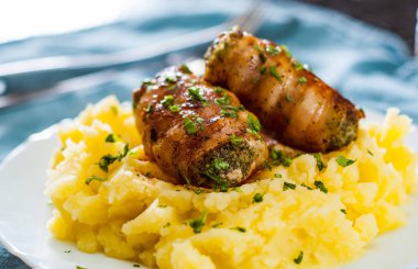 tavuk ve domuz eti masada beyaz tabak patates püresi ile Kavrulmuş dana eti rulo dolması