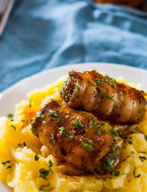 tavuk ve domuz eti masada beyaz tabak patates püresi ile Kavrulmuş dana eti rulo dolması