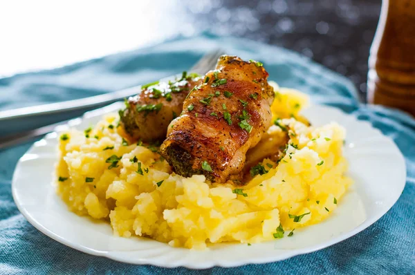 tavuk ve domuz eti masada beyaz tabak patates püresi ile Kavrulmuş dana eti rulo dolması