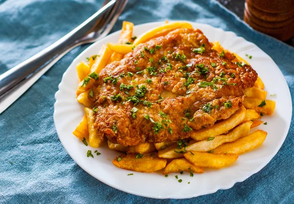 Peixe Batatas Fritas Filé Peixe Frito Batatas Prato Branco Mesa — Fotografia de Stock