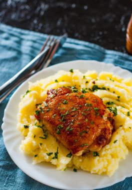 Kavrulmuş tavuk göğsü rulo masada beyaz tabak patates püresi ile tavuk ve domuz eti ile doldurulmuş