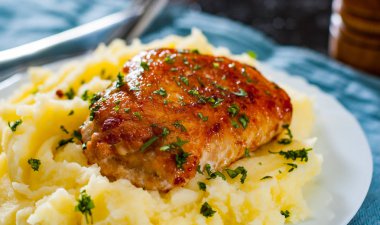 Kavrulmuş tavuk göğsü rulo masada beyaz tabak patates püresi ile tavuk ve domuz eti ile doldurulmuş