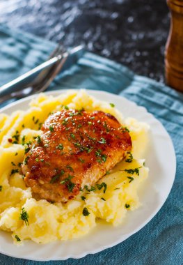 Kavrulmuş tavuk göğsü rulo masada beyaz tabak patates püresi ile tavuk ve domuz eti ile doldurulmuş