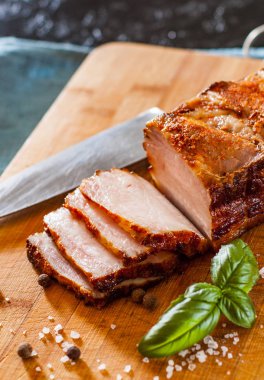 Kavrulmuş domuz yağı bir parça görünümünü ahşap kesme tahtası üzerinde kapatın