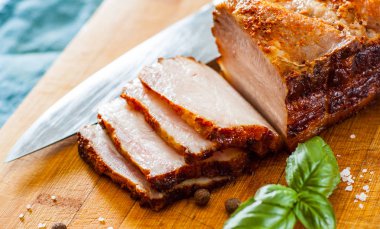 Kavrulmuş domuz yağı bir parça görünümünü ahşap kesme tahtası üzerinde kapatın