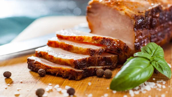 Kavrulmuş domuz yağı bir parça görünümünü ahşap kesme tahtası üzerinde kapatın